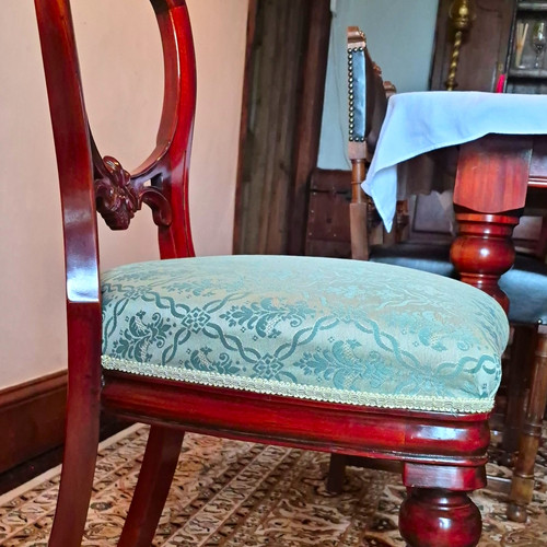 Mahogany extendable table with